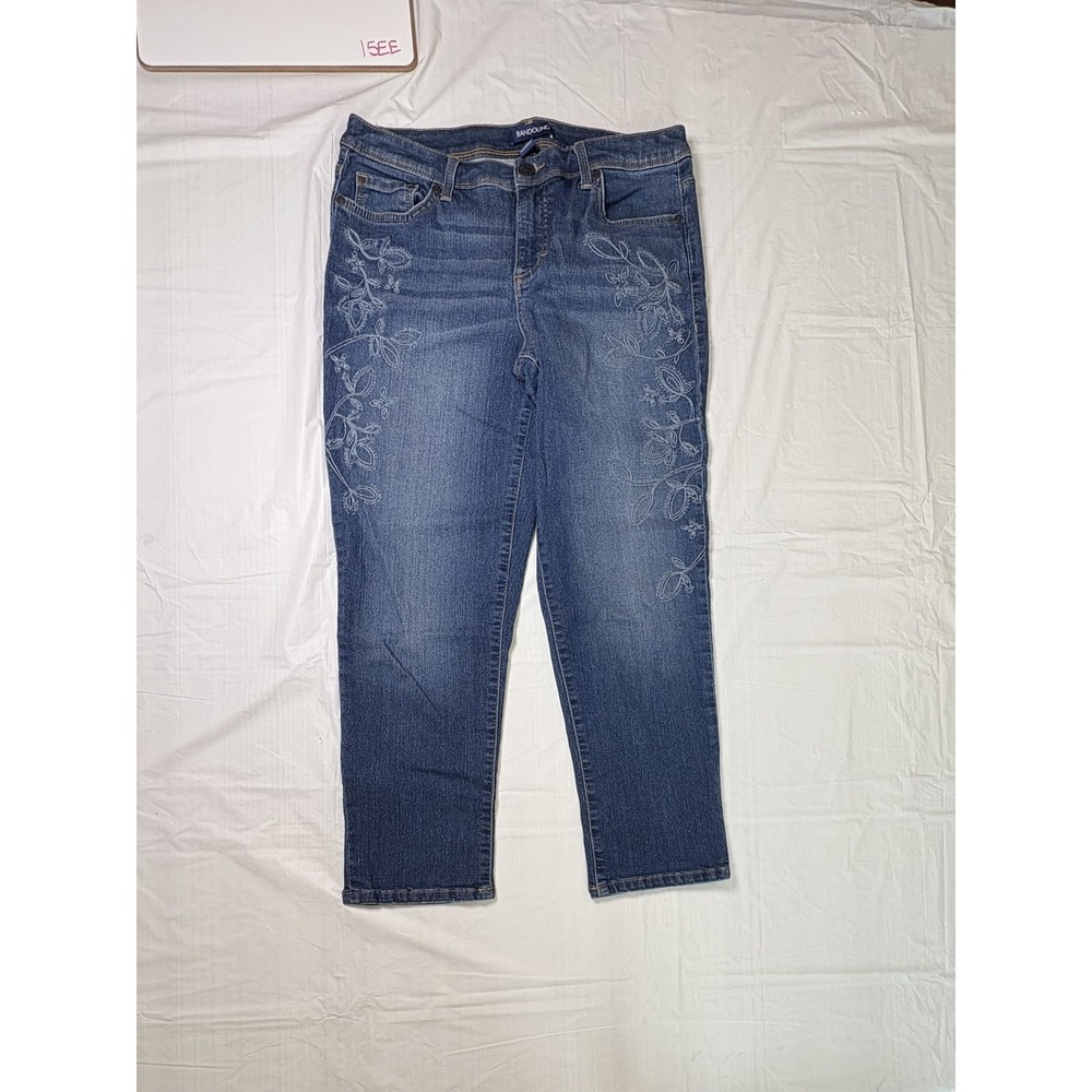 Womens Bandolino Blue denim‎ jeans w/ floral design.  Cropped, karyn, size 6